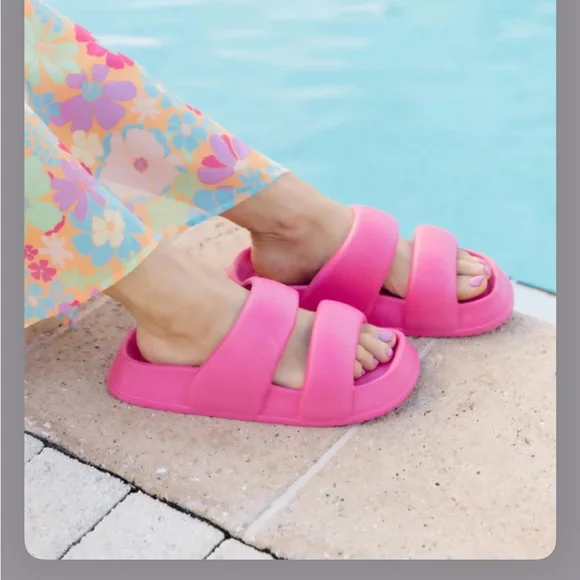 Vibrant Pink Slide Sandals. Super Compfy - Picture 3 of 4